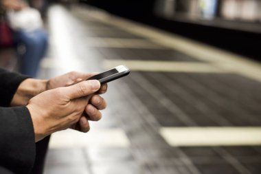 Metro İstasyonu Smartphone kullanan adam