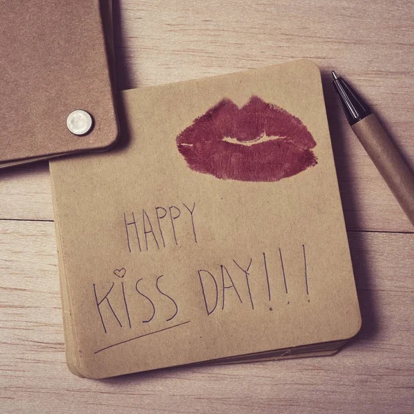 Text happy kiss day in a note — Stock Photo, Image