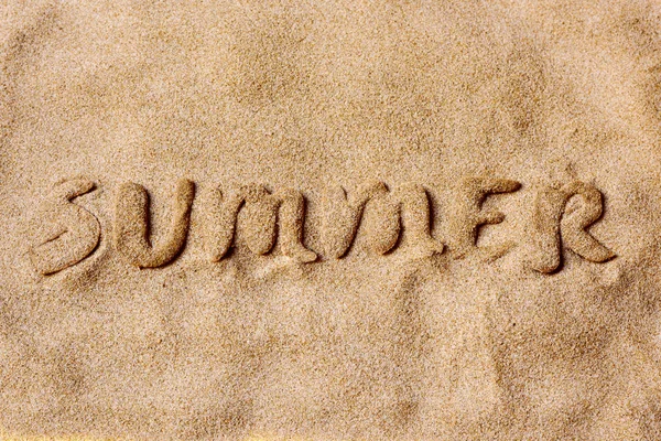 Слово лето в песке на пляже — стоковое фото