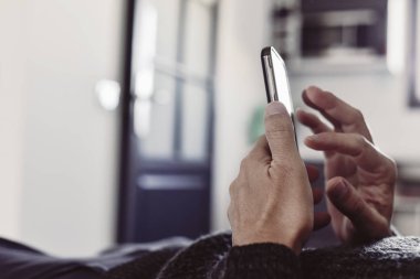 genç adam onun smartphone kapalı kullanma