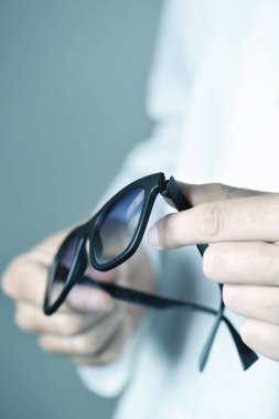 bir çift güneş gözlüğü adamla gözlükçü