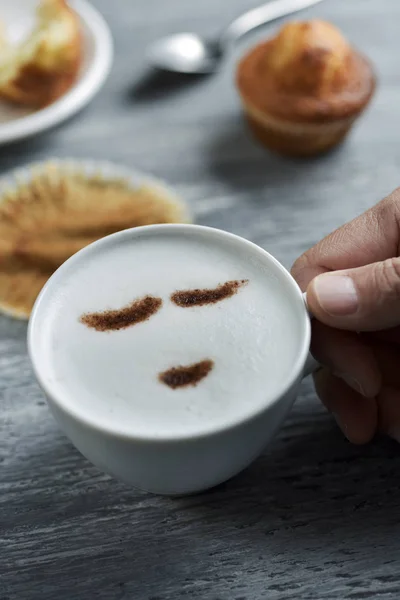 Jeune homme avec une tasse de cappuccino — Photo