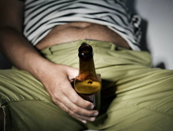 Ο άνθρωπος που πίνει μια μπύρα που κάθεται στον καναπέ — Φωτογραφία Αρχείου