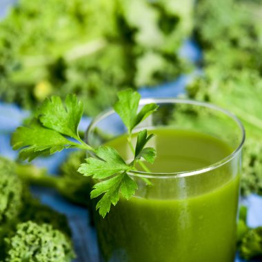 bir bardak yeşil smoothie