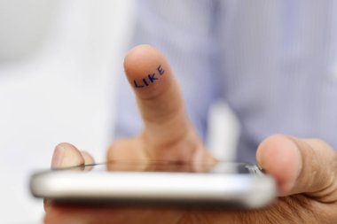 adam akıllı telefon ve kelime gibi