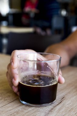 genç adam bir kahvehane buzlu bir kahve ile