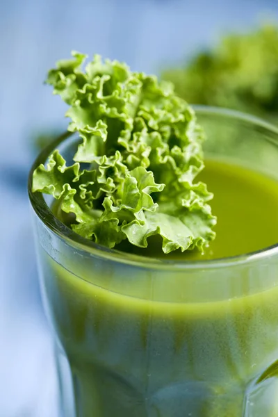 Kale koktejl ve sklenici — Stock fotografie