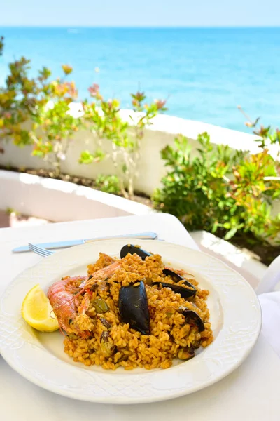 板的典型的西班牙海鲜饭 — 图库照片