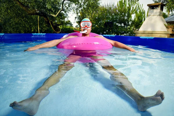 Uomo che nuota in una piscina portatile — Foto Stock