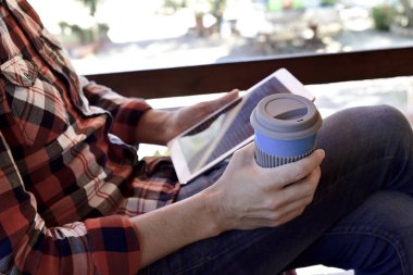 genç adam bir tablet sundurma içinde kullanma