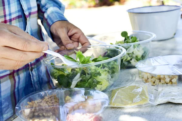 Jongeman, voorbereiding van een voorbereide salade — Stockfoto