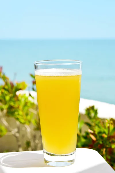 Refrescante clara española, cerveza mezclada con limonada —  Fotos de Stock