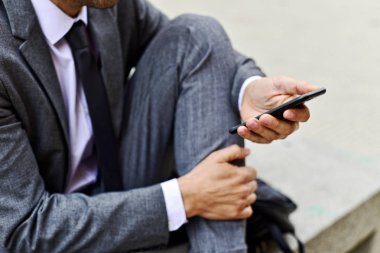 Genç işadamı bir smartphone kullanarak