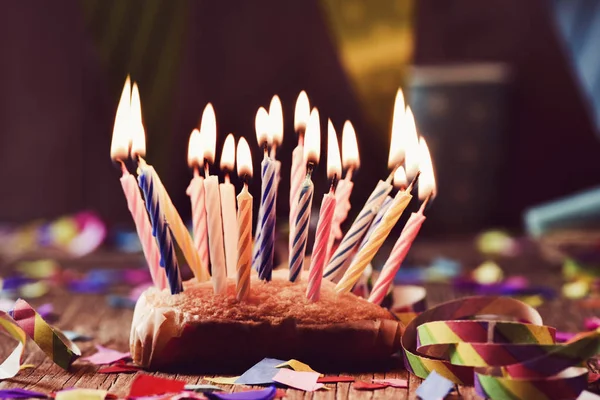 Torta di compleanno con molte candele accese — Foto Stock