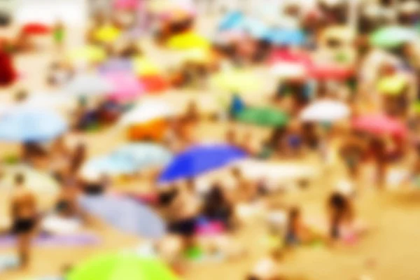 Defokussierte Unschärfe Hintergrund eines vollen Strandes — Stockfoto