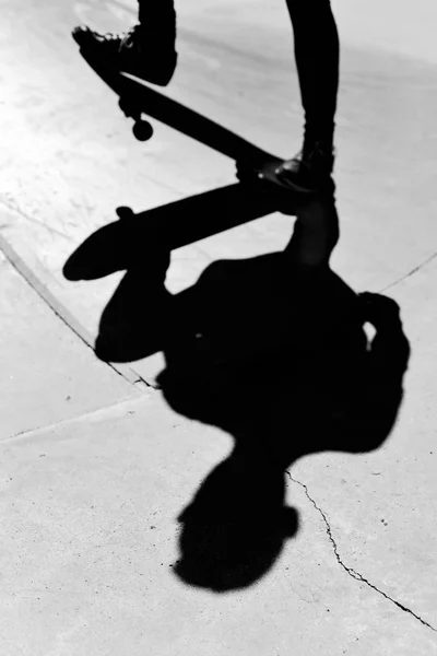 Young man skateboarding, in black and white — Stock Photo, Image