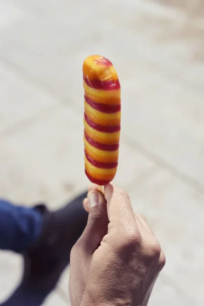 Genç adam bir serinletici buzlu şeker yemek — Stok fotoğraf