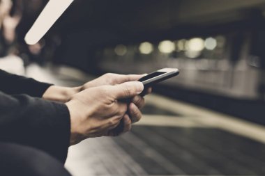 Metro İstasyonu Smartphone kullanan adam
