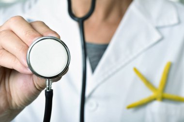 Deniz yıldızı bir doktor adamın cebinde