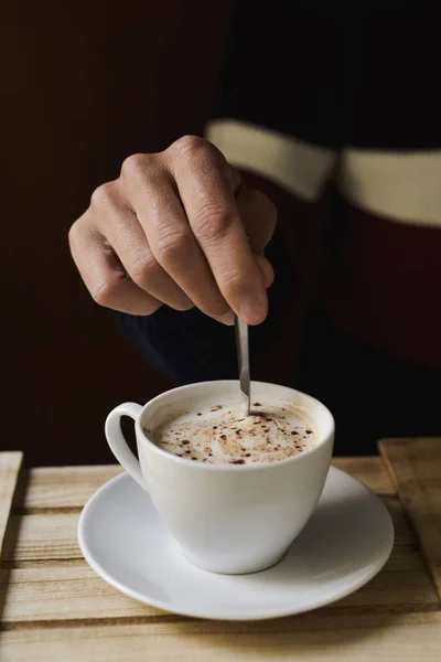 Ung man med en kopp cappuccino — Stockfoto