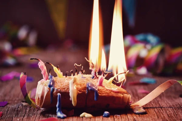 Soplando las velas de un pastel — Foto de Stock