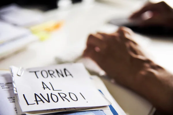 Man på kontoret och text tillbaka att arbeta på italienska — Stockfoto