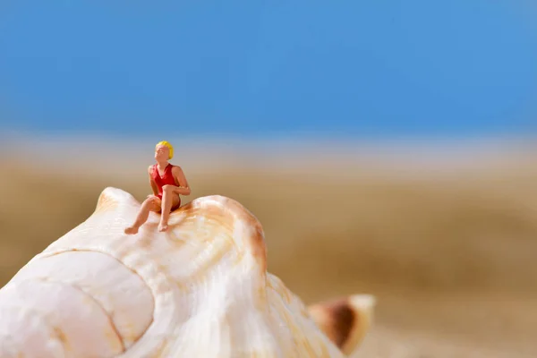 Mulher miniatura em maiô na praia — Fotografia de Stock