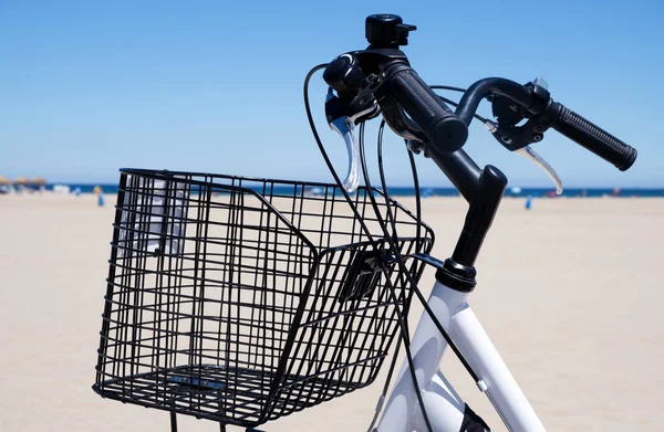 海の横にある自転車 — ストック写真