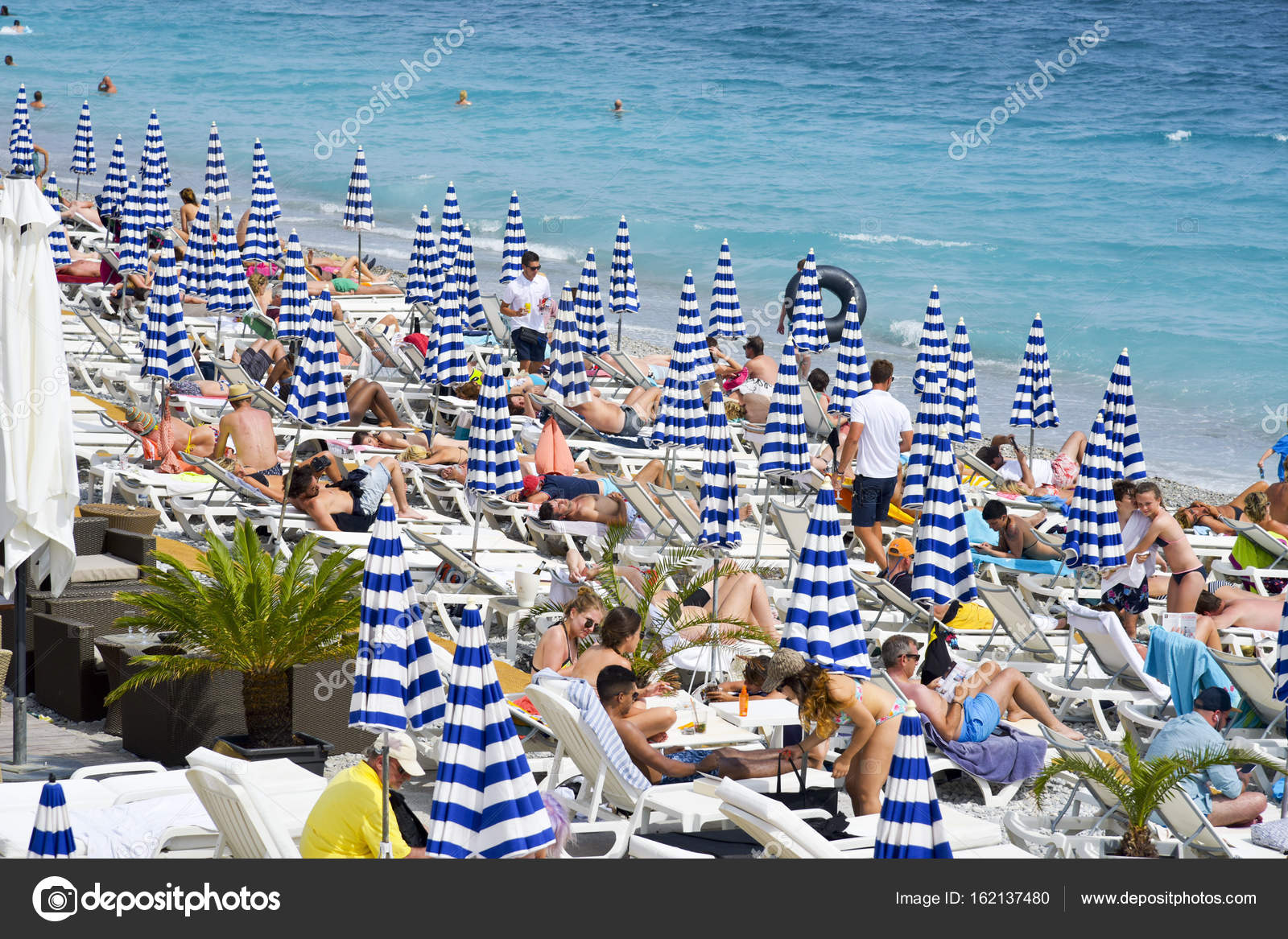 Gens Se Faire Bronzer Sur La Plage à Nice France Photo