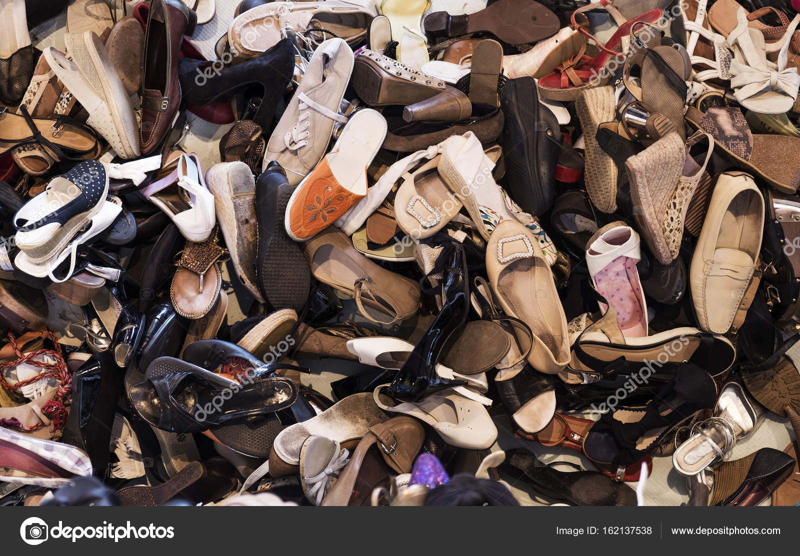 к чему снится много обуви разной женщине. разная обувь. про обувь. к чему снится много обуви. девушки и куча обуви.