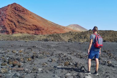 genç adam bir volkanik manzara modunda hiking
