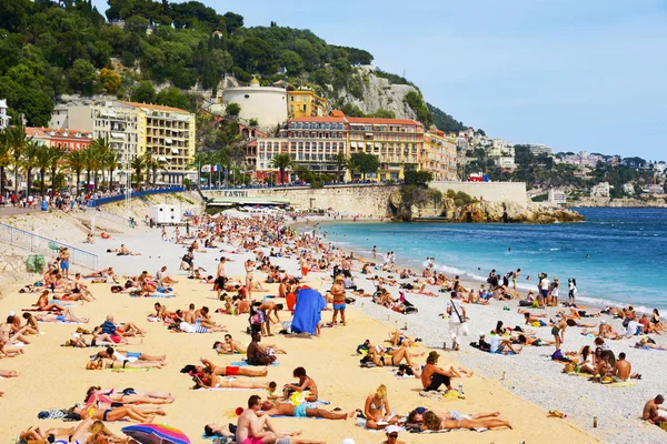 Pessoas tomando banho de sol na praia em Nice, França — Fotografia de Stock