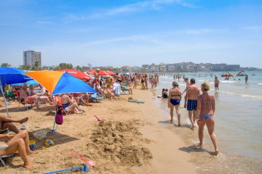 insanlar Llevant Beach, Salou, İspanya