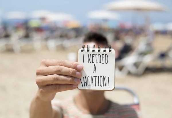 Hombre con una nota con el texto Necesitaba unas vacaciones —  Fotos de Stock
