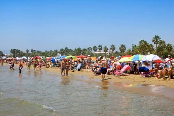 Menschen am llevant beach, in salou, spanien — Stockfoto