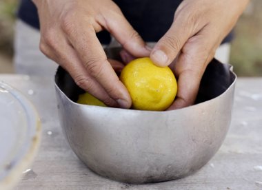 genç adam biraz limon Temizleme