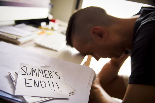 Man op kantoor en tekst zomers einde — Stockfoto