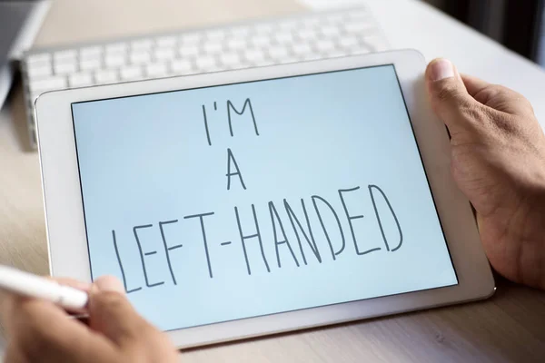 Linkshandige man schrijven tekst dat ik ben een linkshandige — Stockfoto