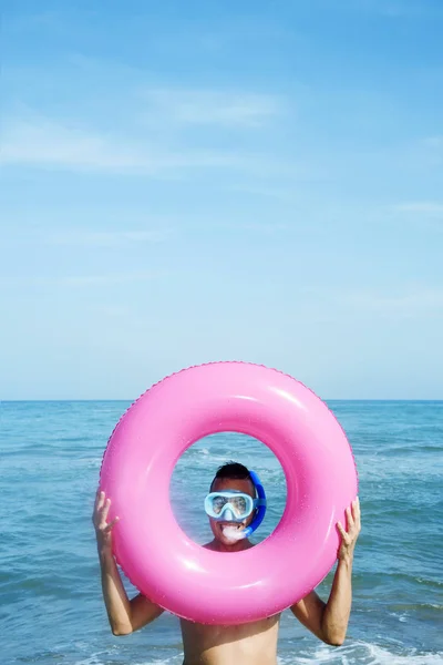 Homme sur la plage avec masque de plongée et anneau de natation — Photo