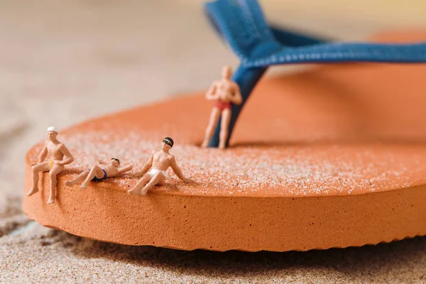 Pessoas em miniatura em maiô na praia — Fotografia de Stock