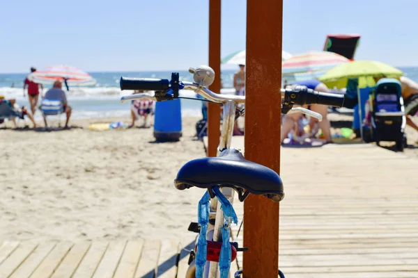 Bicicleta estacionada ao lado do mar — Fotografia de Stock