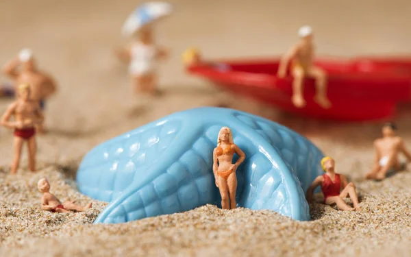 Miniature people in swimsuit on the beach — Stock Photo, Image