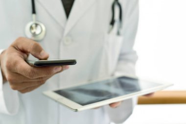 Göğüs grafisinde adamla doktor