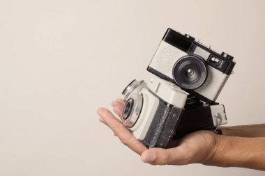 eski film kameraları ile genç adam