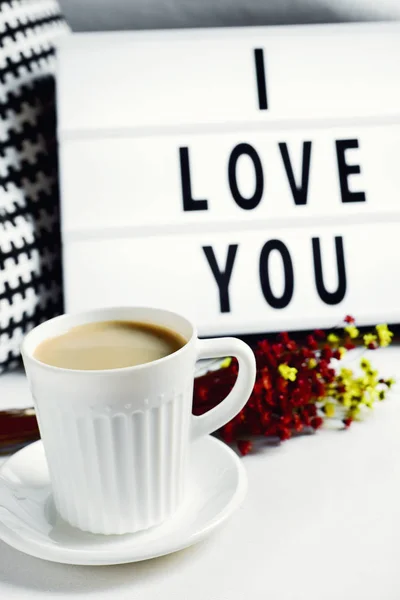 Tasse de café et texte Je t'aime dans une lightbox — Photo