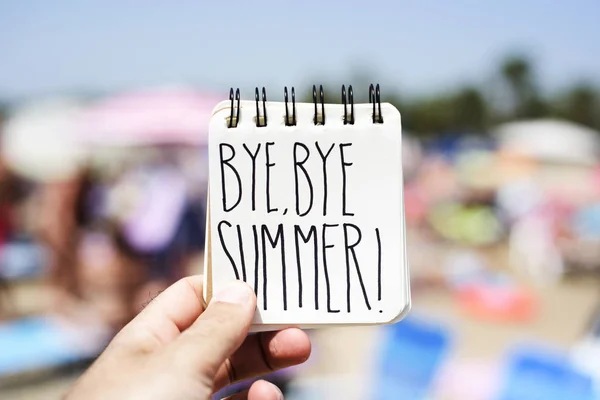Homem com uma nota com o texto adeus verão — Fotografia de Stock