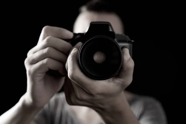 Молодой человек с рефлекторной камерой — стоковое фото