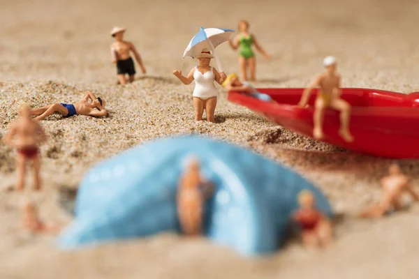 Miniature people in swimsuit on the beach — Stock Photo, Image
