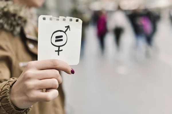 Mulher com um símbolo para a igualdade de género — Fotografia de Stock