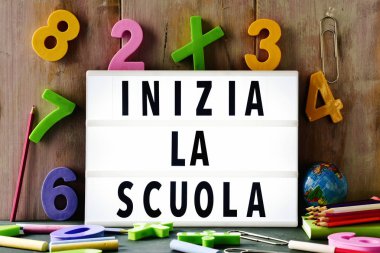 İtalyanca okul için metin inizia la scuola